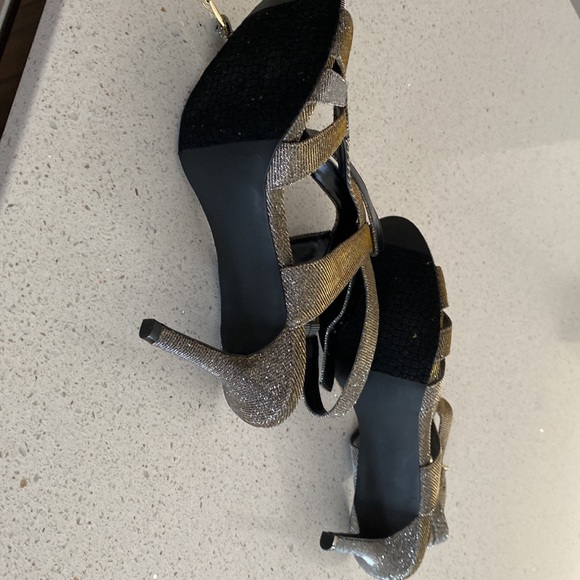 Audrey-Brooke , Size 9 .5 Silver and gold . Very clean shoe. Wore only once . - Picture 6 of 7